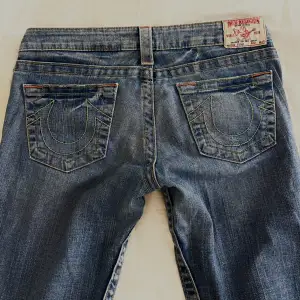 Lågmidjade jeans från true religion. Midjemått: 82 cm, innerbenslängd: 78 cm. Köpta på sellpy i höstas för 800 kr. Säljer då de inte kommer till användning. Köpare betalar för ev frakt, pris kan diskuteras