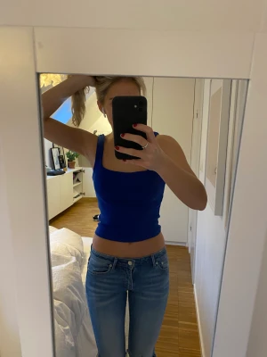 Blå topp - Blått linne från zara! Nästan aldrig använt😍