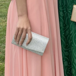 Glittrig väska  - Säljer den supersöta väskan då den tyvärr inte kommer till användning längre. Jättefin och jättefint skick, endast använd 1 gång under min bal förra året💗💗