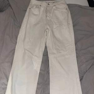 Ljus beigea jeans från BikBok regular wide. Använda 2 gånger. Storlek: 32 Längd: 30 