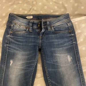 Lågmidjade jeans - Säljer kanske dessa jeans vid bra bud💞 Verkligen skitsnygga men sitter lite tajt på mig tyvärr. Har ett bud på 400