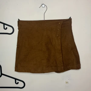Brown shorts-skirt - På insidan av kjolen är det en inne short, med tre knappar på framsidan!