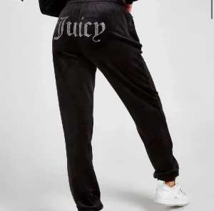 Juicy Couture byxor - JC- byxor i strl M, dessa säljes iom fel storlek, felfria byxor i nästintill oanvänt skick (testade 1-2 gånger)  Priset går att diskutera vid snabb affär men inga skambud, tack! 