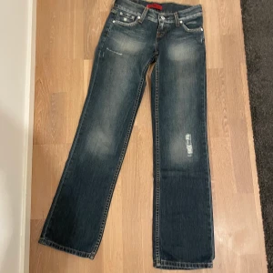 Lågmidjade bootcut Levis jeans - Säljer då de blivit för små :) skriv vid frågor  Midjemått: ca. 73 Innerbenslängd: ca 81