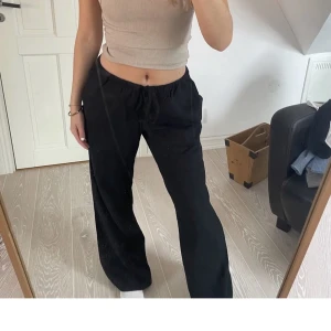 Linnebyxor  - Ett par skit snygga mörkblå linnebyxor! Dom är helt oanvända endast testade! Köpta på en butik i Gribbylund. Nypris 400. Använd inte köp nu funktionen!! Skriv privat för frågor ❤️