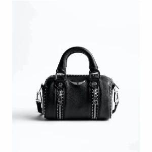 Zadig väska - Lägger upp igen!! Säljer min svarta lilla Zadig väska, så fin❤️❤️ den har vissa små rostytor och där metallen tappat lite färg men absolut inget man tänker på.