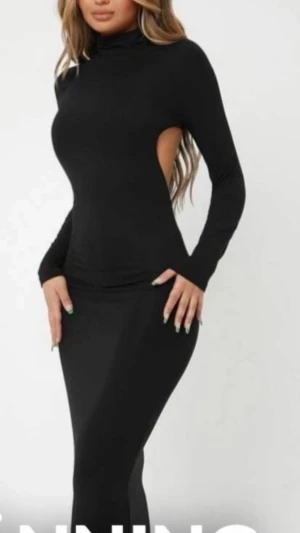  klänning med öppen rygg  - Superfin klänning Strlk S