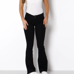 Low flare jeans - Säljer mina lågmidjade svarta jeans från bubbleroom. Det är i storlek 38 och är ganska strechiga i materialet.  Bara använda en gång så dom är i fint skick. Köpta för 599kr💕