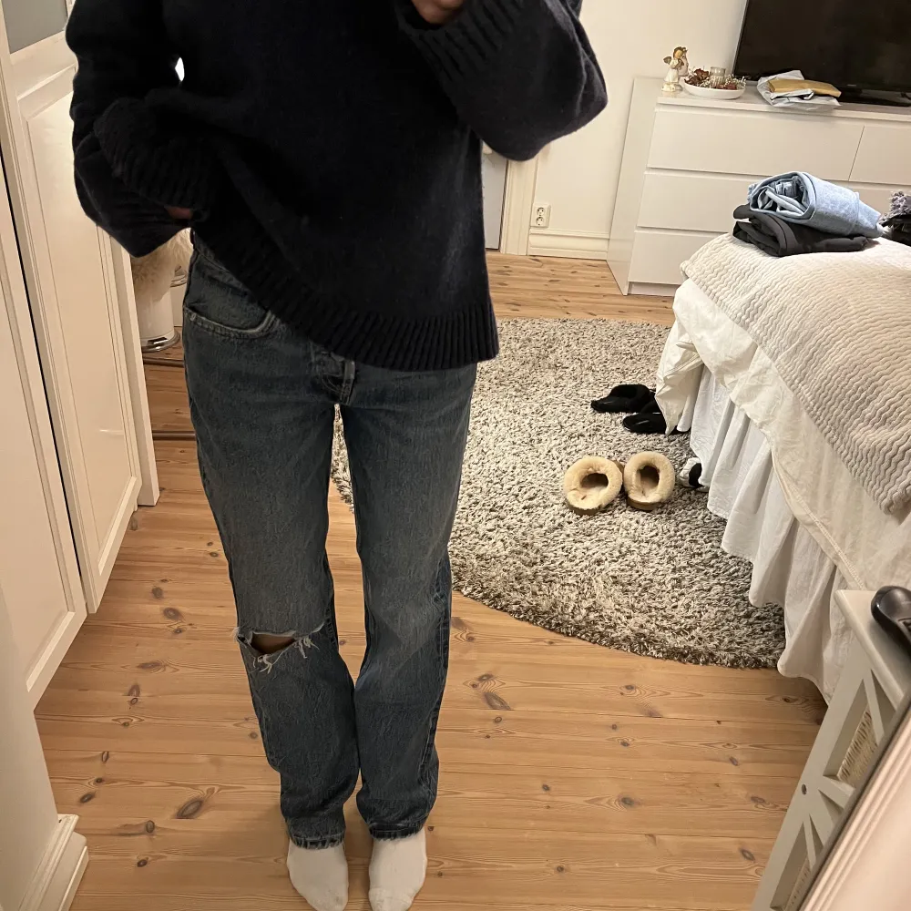 Lågmidjade jeans från Zara som är använda endast 1 gång, Stl 36 men passar mig som brukar ha 34 ❤️. Jeans & Byxor.