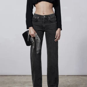 zara mid rise  - hej! säljer ett par zara mid rise jeans i en grå färg i storlek 40, passar 38-40 och är sparsamt använda (ungefär 5 gånger) och säljs då de är för långa på mig. 