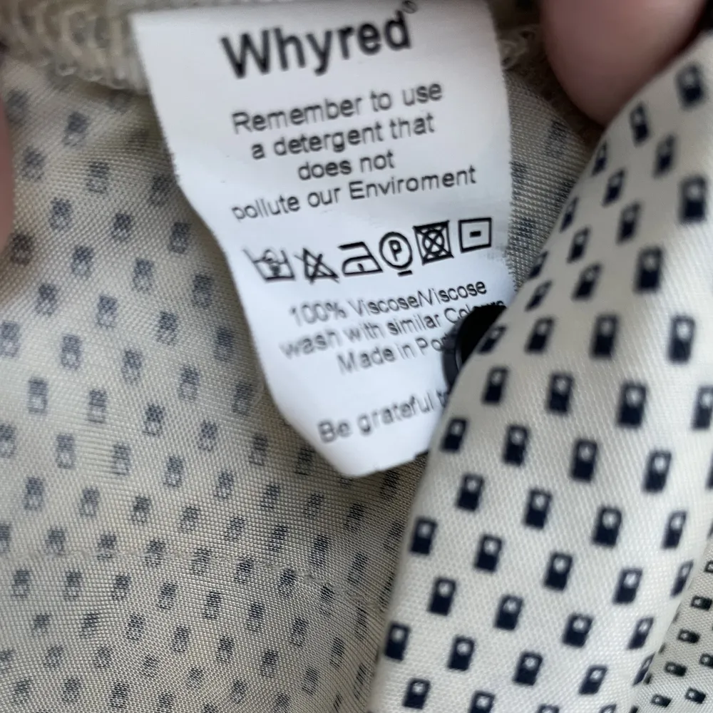 Beige topp med svarta delatjwr från Whyred. Fickor på sidorna. Strl: M Köparen står för frakten.. Yläosat.