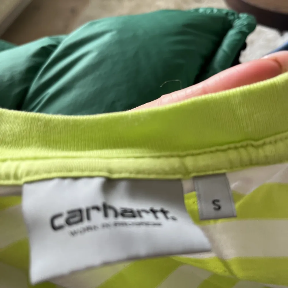 Carhartt tshirt i strlk S. Säljer då den inte kommer till användning. Finns i Malmö. T-shirts.
