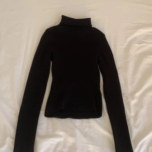 Svart polotröja från hm - Svart polo tröja från hm🖤 säljer pga att jag inte gillar polotröjor. 30kr+ frakt