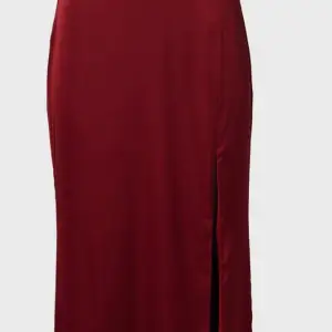 En vinröd klänning som jag använt en gång men inte kommer att använda igen därför behöver jag sälja den. Klänningen har en öppen rygg och slits vid benet. Är i storlek 40.