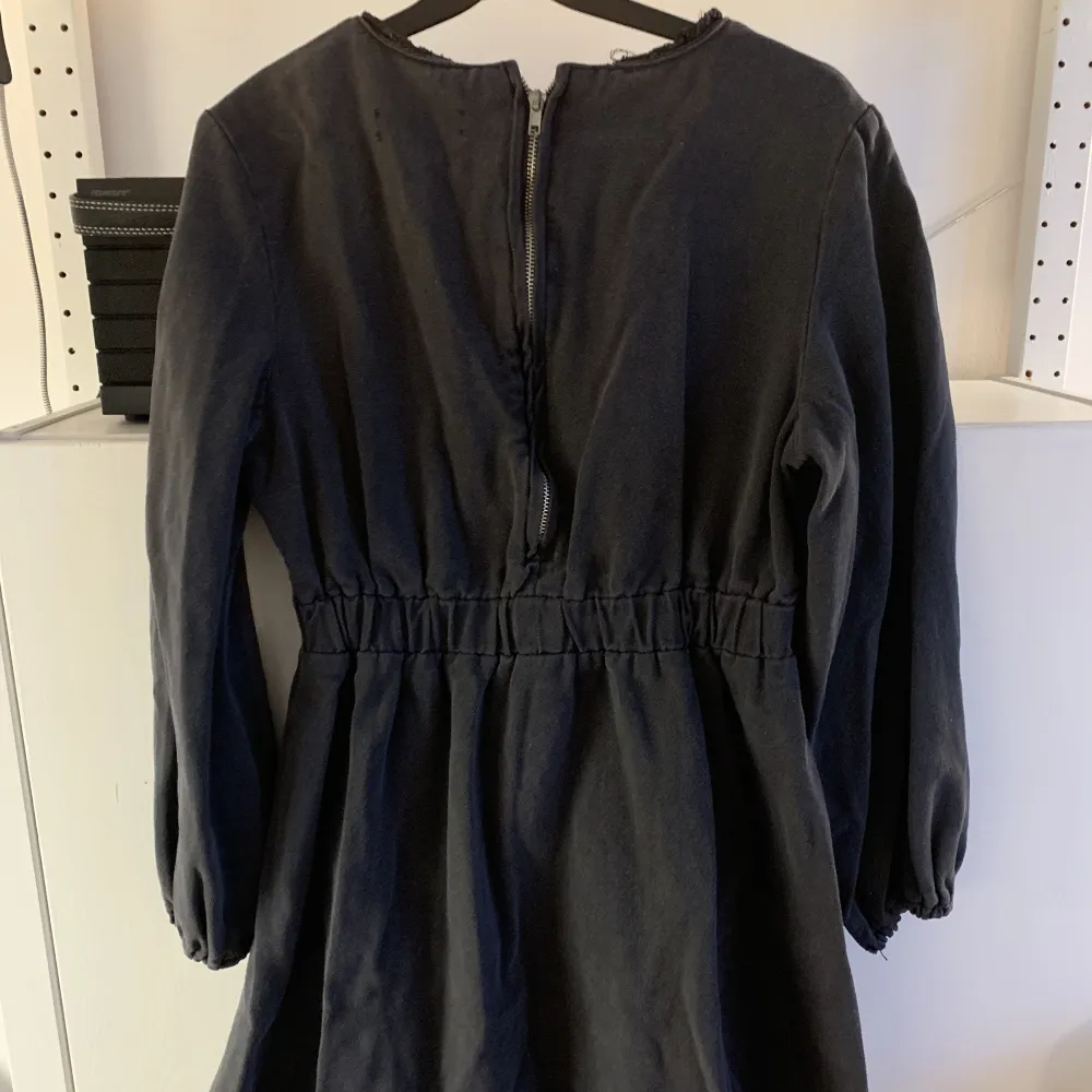Oanvänd snygg grå/svart klänning i tjock material från Miss guided (petit) i storlek M. . Klänningar.