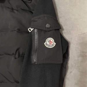 Moncler jacka - Säljer min moncler jacka storlek m passar även L Vid snabbt affär kan prisen sänkas 