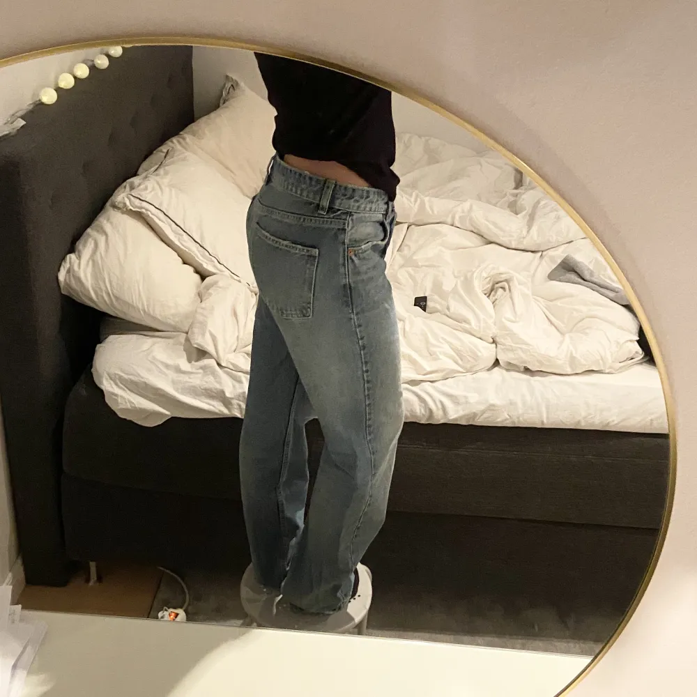 Populära låga blåa jeans från zara! Storlek 38 💙. Jeans & Byxor.