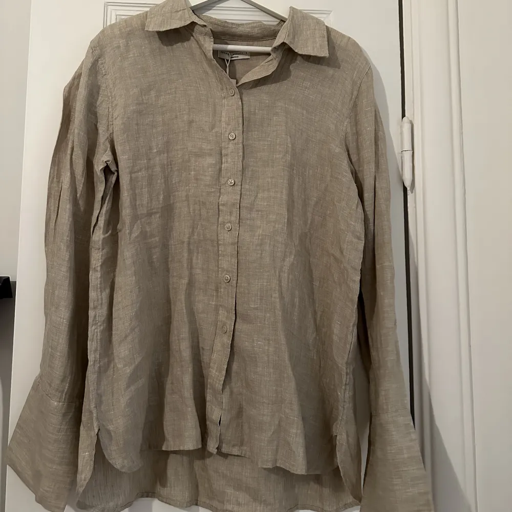 Lovisa linen shirt från Gina tricot. Oanvänd och prislappen är kvar. Storlek S. Skjortor.