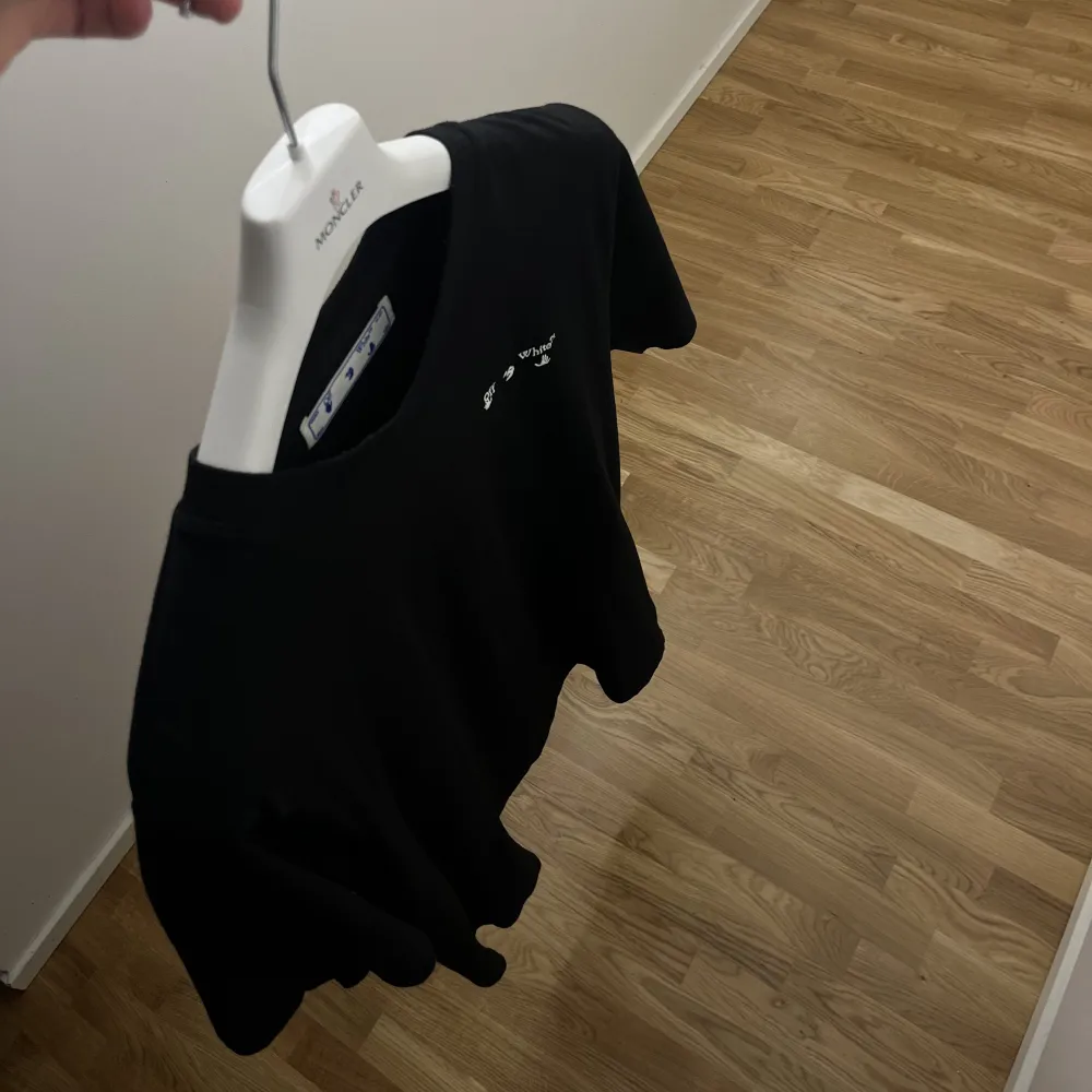 Off-white t-Shirt i mycket fint skick.. Inköpt på Nk, Nypris: 2 177kr.. Kvitto, tags medföljer.. Priset kan diskuteras✌️Skriv vid intresse! Mvh. T-shirts.