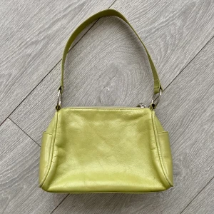 Liten väska - Säljer en söt liten väska. Man får plats med det nödvändiga, köpare står för frakt💗