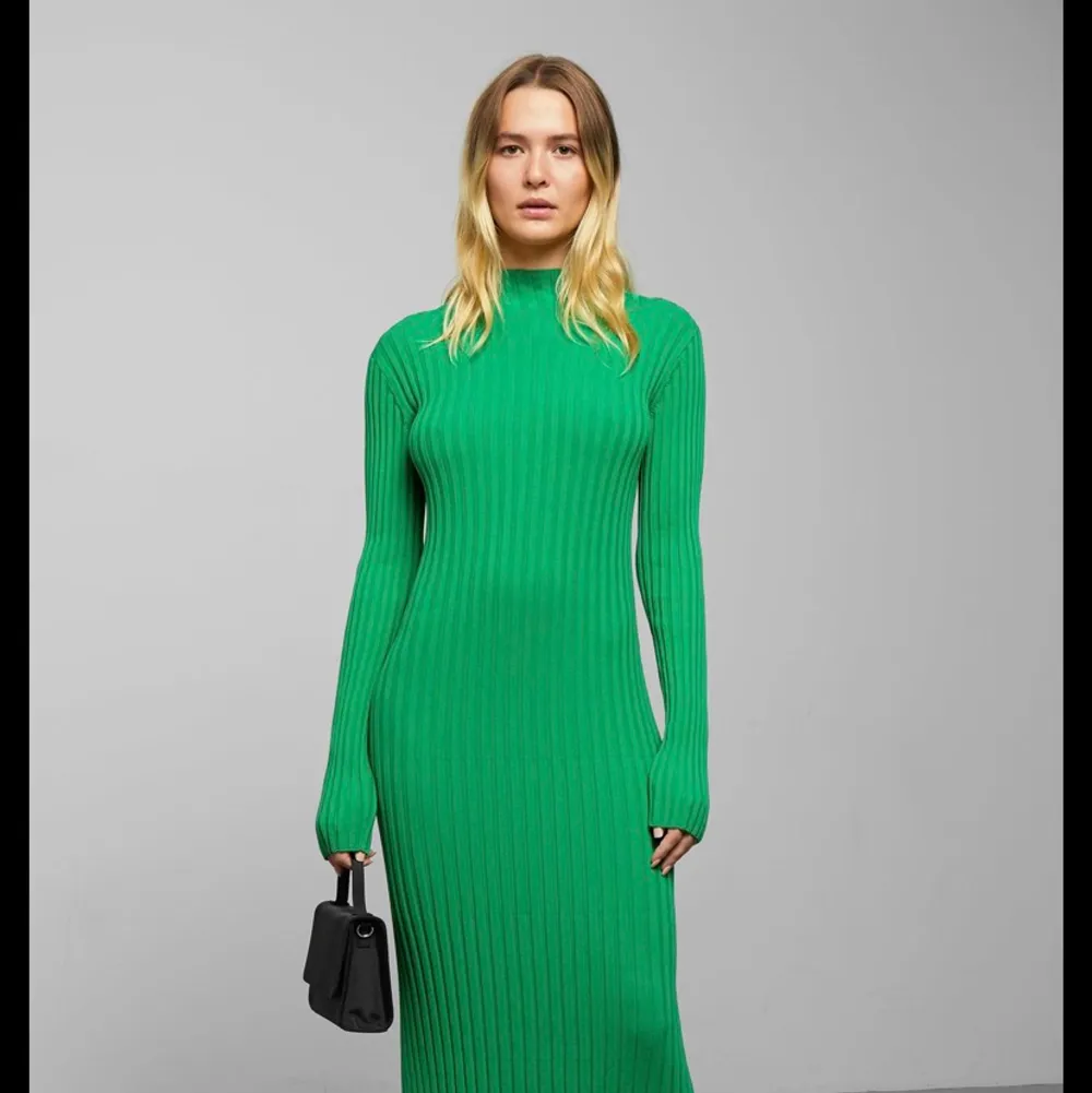 Ribstickad grön midi klänning storlek M . Klänningar.