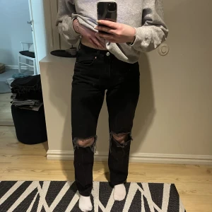 90’s svarta jeans med hål - Säljer mina Gina tricot 90’s jeans med hål! Felfria och super sköna jeans i svart, använder inte längre💕 100kr + frakt 💖