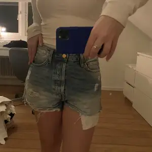 Snygga jeansshorts med detaljer  Storlek M Säljer då dem blivit alldeles förstora för mig tyvärr Vet ej vart dem kommer ifrån då jag har fått dem för något år sedan