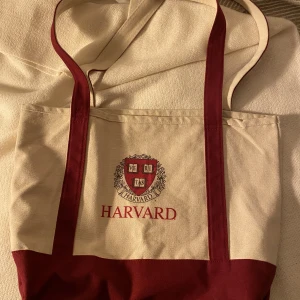 Harvard totebag - Vintage harvard väska (äkta, köpt av min mamma i Boston i slutet av 90-talet) knappt använd 