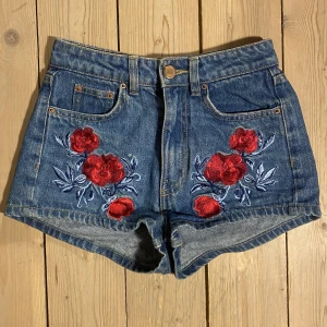 Jeansshorts med brodyr - Säljer de gulligaste shortsen någonsin! Brodyr fram i form av rosor. Korta med hög midja. Del av H&M’s Coachellakollektion🌟