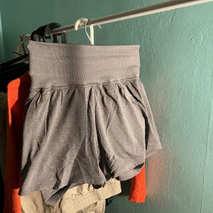 Helt nya gymshark shorts! - Helt nya gråa gymshark shorts med inbyggd extra lager!  Köptes för 500kr  Påse finns kvar! Strl M men passar bättre för S Säljs för 400kr INK frakt!