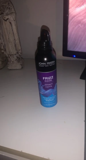 Curl mousse - Mousse som definerar lockar och blir av med frizz. Runt 75% kvar, fungerar utmärkt