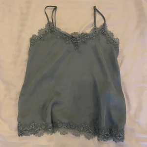 Linne - Smickrande linne med spets i kanterna, i en fin blå färg, men tyvärr aldrig använt:)