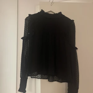 Festlig blus.  - Blus från Zara i storlek S. 50kr exklusive frakt 🥰