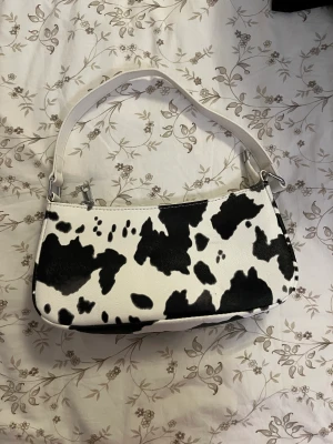 Tre väskor - Säljer tre stycken väskor  1 för 80kr Alla 3 för 200kr