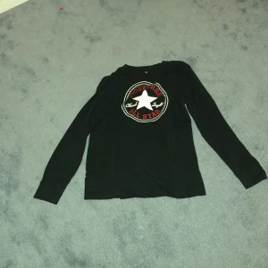 Comverse  - Det är en comverse tröja som är ganska simpel, den är tunn men är skön att ha under sommaren