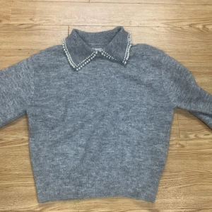 Stickad tröja  - Stickad tröja från h&m i stolen xs. Använd 1 gång. Bra skick.