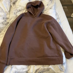 Säljer brun hoodie från Gina tricot  - Säljer nu min bruna hoodie från Gina för att den inte kommer till användning längre tyvärr, använd några gånger, fint skick!💗