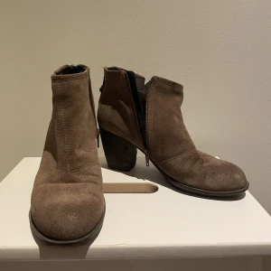 Klackar - Säljer dessa klackar i mocka med en beige aktig färg! Skriv till mig för fler bilder eller andra frågor 🥳 I storlek 38 från vagabond :)