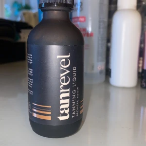 Tanrevel påfyllning bronzed gold - Helt oanvänd tanrevel påfyllning Bronzed gold. Den passar bara till tanrevel PRO och jag har den vanliga. Gick ej att lämna tillbaka! Säljer för 190kr