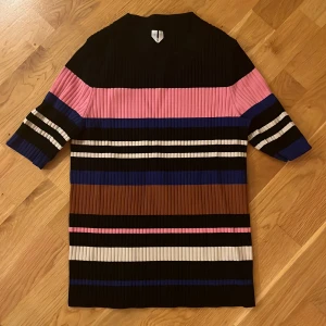 Kortärmad träffa från Arket - Kortärmad tröja från Arket. Oanvänd!