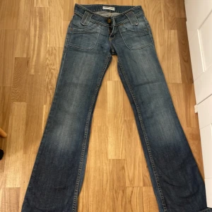Lee jeans - Säljer dessa helt oanvända lågmidjade bootcut Lee jeans som är alldeles för små för mig. De är i storlek 25. nypris 900