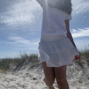 Vit kjol  - Säljer min Chelsea kjol pga att jag har växit ut den. Ganska använd. Inga defekter. Storlek XS  Köpt för 450kr, säljer för 200kr, fin att ha som topp också ifall man skulle vilja de. Priset går att diskutera!! Frakt 66kr (spårbart) 