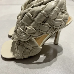 Klackar från Bottega Veneta - använda 1 gång - Säljer dessa klackar från Bottega Veneta, endast använda 1 gång. Kostar 15.000 nypris. Kvitto finns.