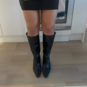  boots med klack - Krokodilskinnsmönstradd från ASOS, aldrig använda  OBS dem är ”Wide Fit”