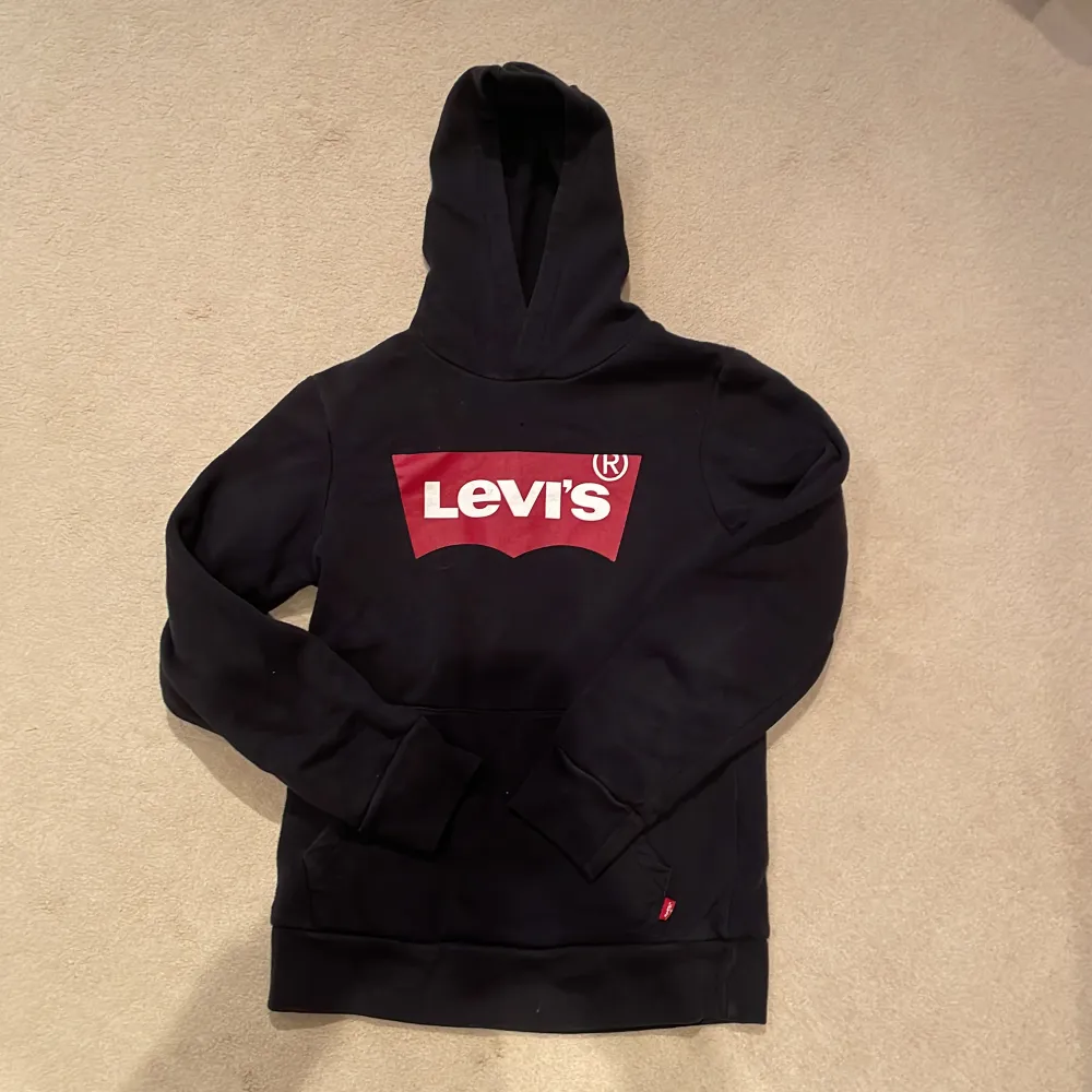 Svart Levis hoodie med luva 70% bomull och 30% polyester . Hoodies.