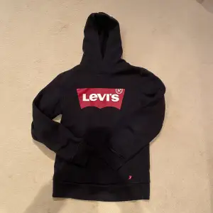 Svart Levis hoodie med luva 70% bomull och 30% polyester 