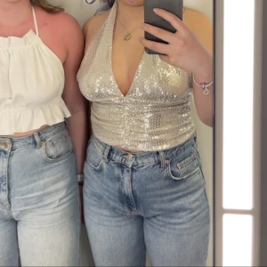 Glitter Top - Säljer denna partyblåsa från Gina tricot som endast kommit till användning för mig en gång därav i nyskick. Toppen har utgått ur sortimentet men nypriset är 299kr och säljes nu för 130kr. Storlek M. Fraktas på köparens bekostad.