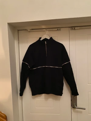 Supreme zip-tröja - Supreme zip Skön och stilren zip-tröja av supreme. Den är svart och lätt och styla. Storlek M/Medium