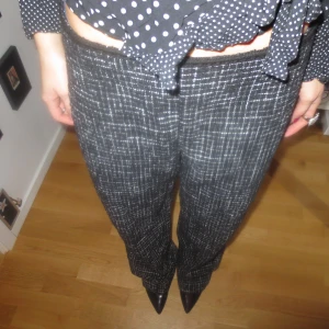 Mönstrade byxor  - Mönstrade byxor från zara!❣️🙌🏼  Jag är 167cm och brukar ha strl XS eller S i zara byxor. Vet tyvärr inte vilken exakt strl det är då jag klippt bort lappen tydligen. Använda högst vid två tillfällen❣️(frakt 69kr)