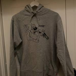 Supreme Lee Quinones Squirrel Gun hoodie Grå hoodie i väldigt bra kvalite! Väldigt skön hoodie att ha både hemma men även när man vill klä upp sig med detta populära märke från USA.